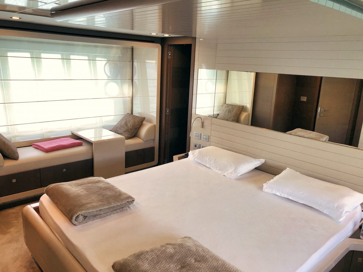 M/Y FLYING VISIT Owner cabin