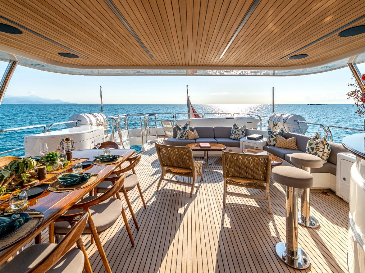 Pont arrière supérieur de New Star à l'ancre, table dressée pour les invités charter