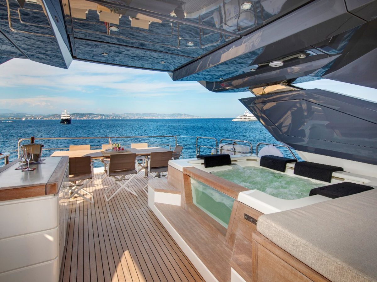 Jacuzzi and flybridge table of Esmeralda of the Seas